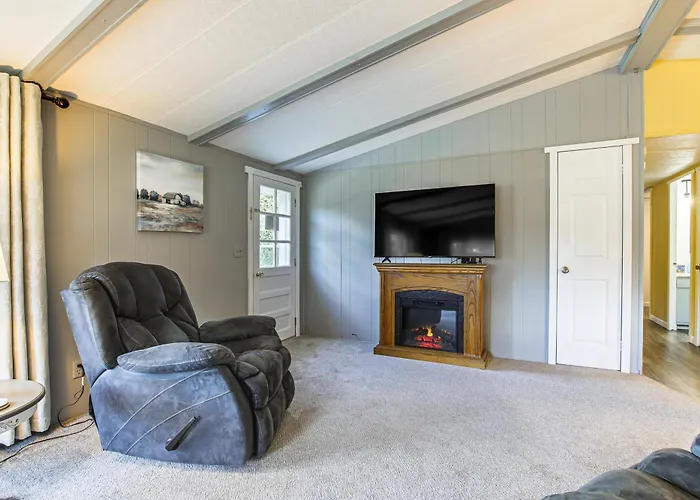Lake Views & Fireside Bliss: Cecil Cottage W/ Yard