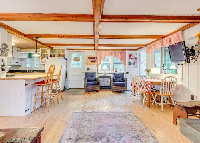 Idyllic Lakefront Cottage Near Mount Sunapee