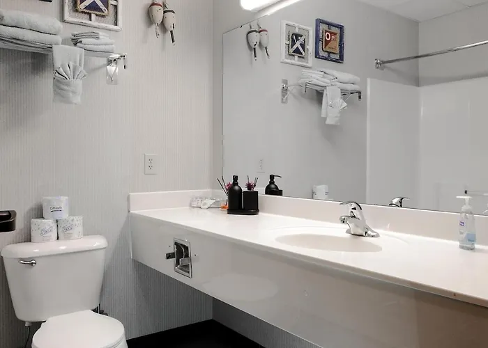 Dog-Friendly Canal Park Condo Hot Tub Pool