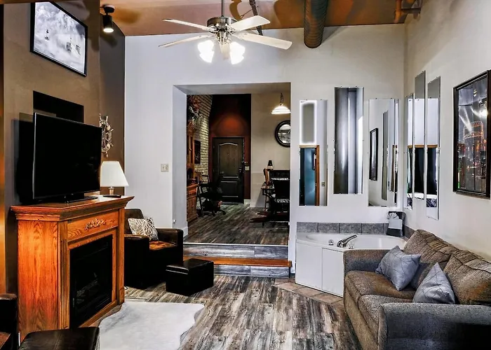 Dog-Friendly Canal Park Condo Hot Tub Pool