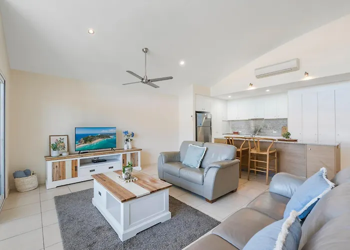 Malibu Apartments Unit 1 - 5 Oak Street