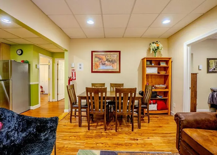 Hidden Gem, 3 Bed Cozy Condo - Dogs Welcomed