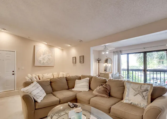 Pool & Ocean Access: Palm Beach Gardens Condo