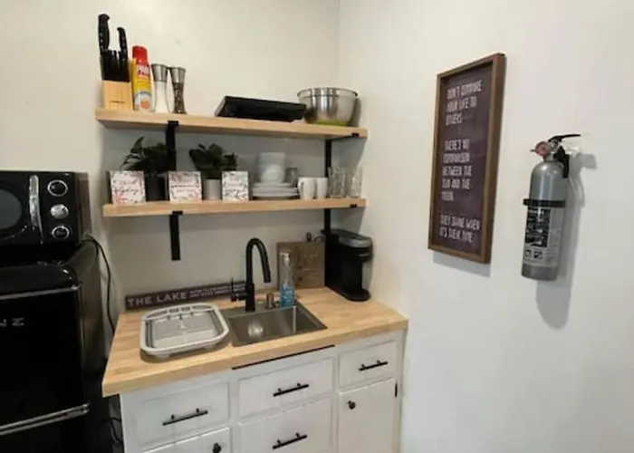 Beautifully Renovated Studio 2 Miles From Marina!