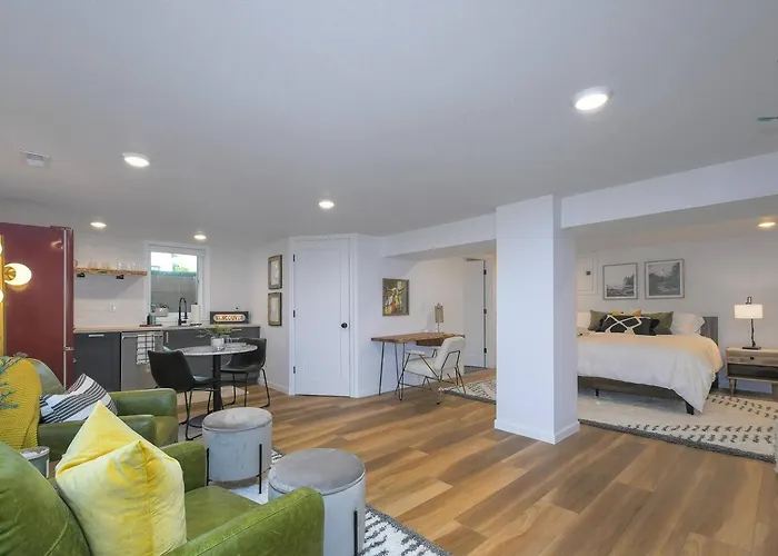 Bright & Modern Basement Apartment Dt N'Hood