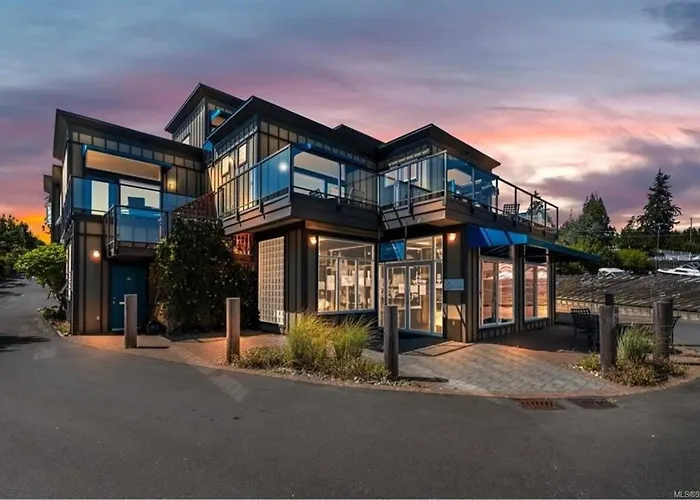 Sooke Harbour Penthouse - Luxurious 4 Bdrm Rental