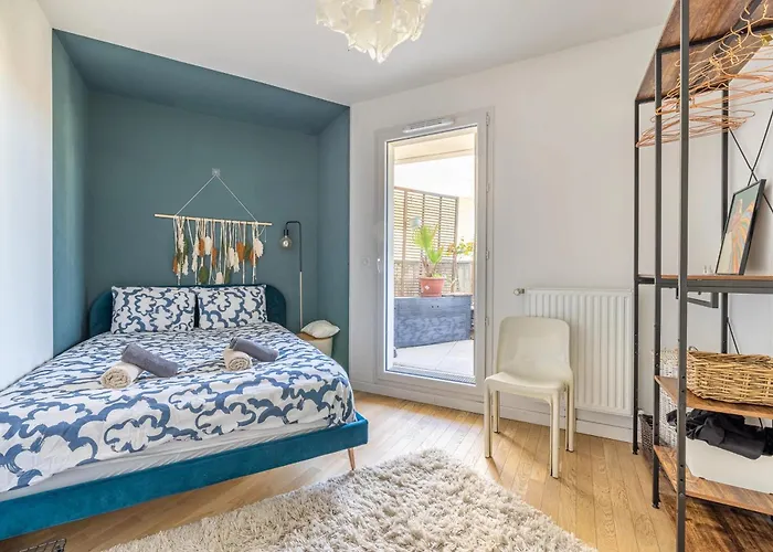 Modern Spacious Flat With Terrace, Parking Near Metro