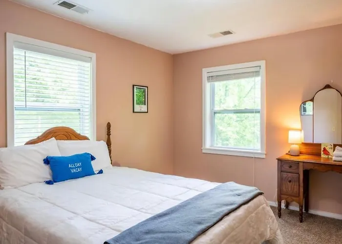 Luxury Mountain Cabin With Private Waterfall, Game Room, Scenic Views And Hiking Trails