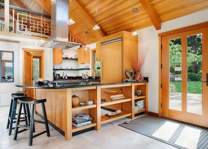 Luxe Beachfront, Hot Tub, Kayaking, Walk To Town