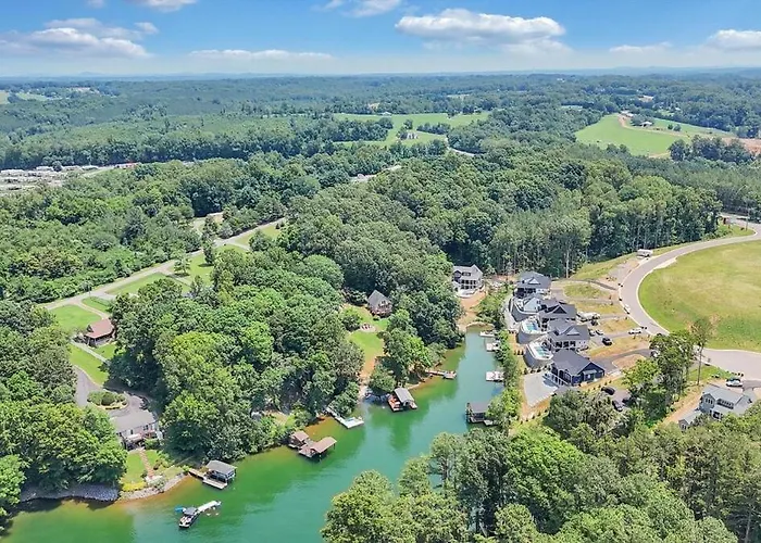 Lakefront 3Br With Dock, Fire Pit, Lawn Games, And Game Room