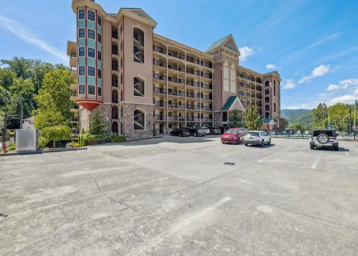 Chillin By The Creek - Condo In Downtown Gatlinburg!