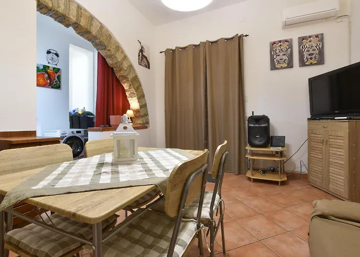 2 Bedroom Stunning Home In Capaci