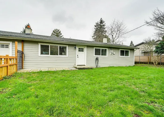 14 Mi To Dtwn Seattle: Sleek Home W/ Large Yard
