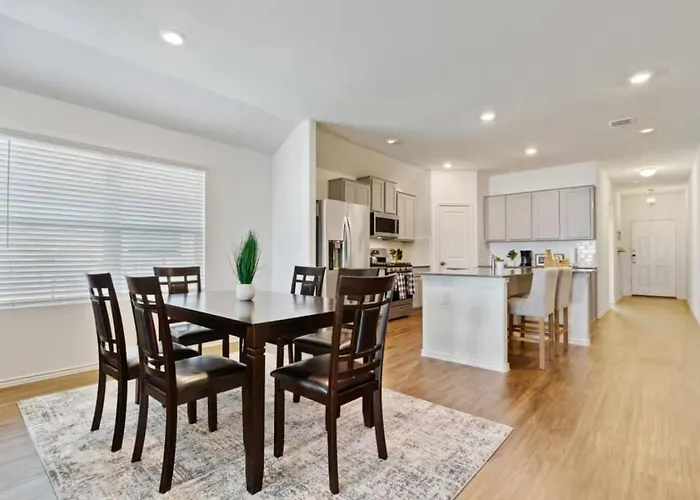 Family Friendly - Private - Spacious - Modern - Pool