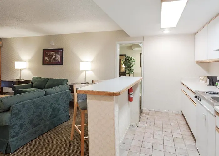 Red Roof Inn & Suites Dekalb