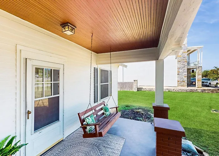 Walkable 1900S Home W/ Porch In Downtown Buda