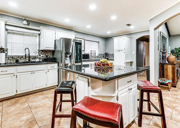 3 Mi To Downtown Mcallen: Quiet Home W/ Pool