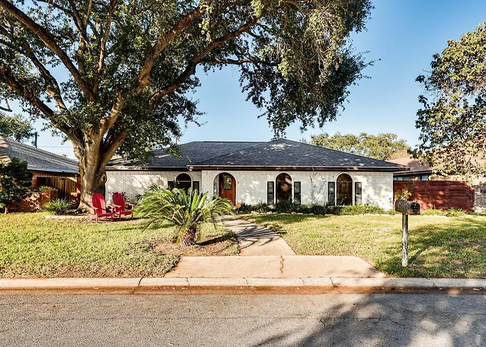 3 Mi To Downtown Mcallen: Quiet Home W/ Pool