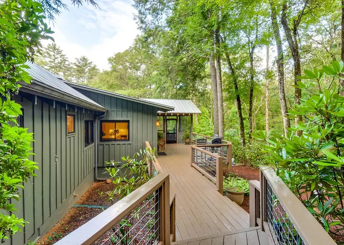 Tranquil Highlands Cottage W/ Fire Pit & Stream!