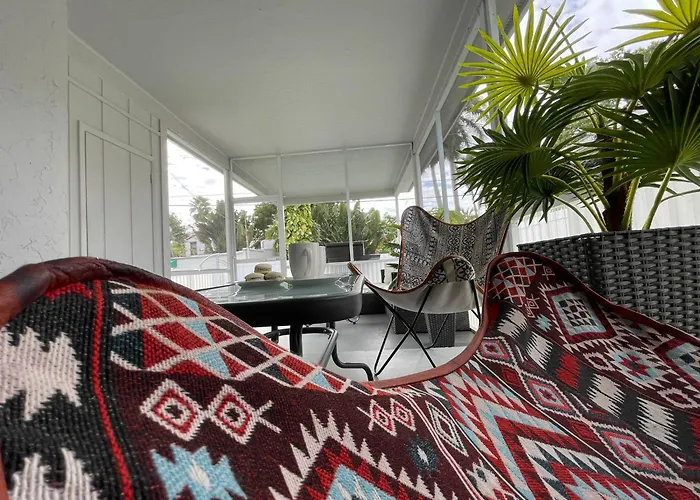 Supervilla - 3Br/2Ba - Pool - Walk To Beach