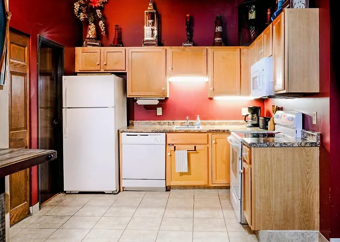 Dog-Friendly Canal Park Condo Hot Tub Pool