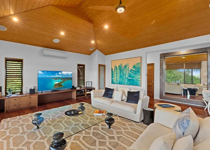 Iluka Ocean Haven: Luxury Villa with Infinity Pool and Golf Buggies