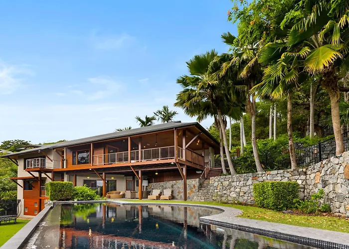 Iluka Ocean Haven: Luxury Villa with Infinity Pool and Golf Buggies
