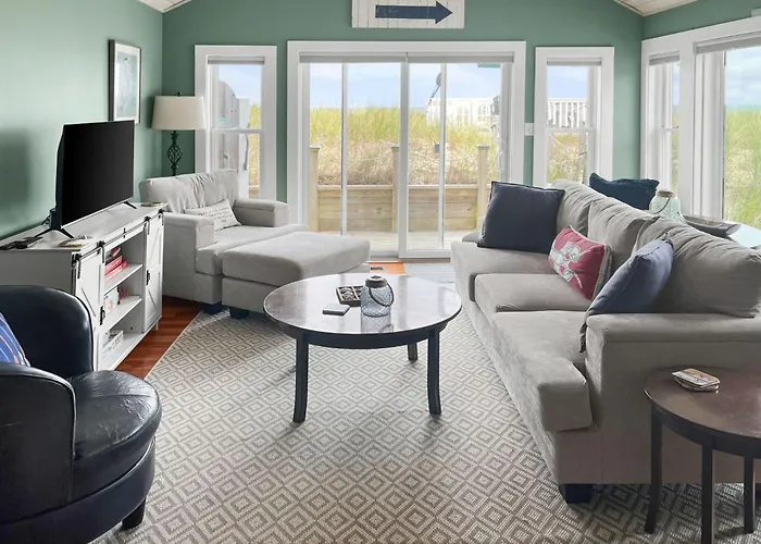 Cozy Sagamore Beach Cottage W/ Modern Comforts