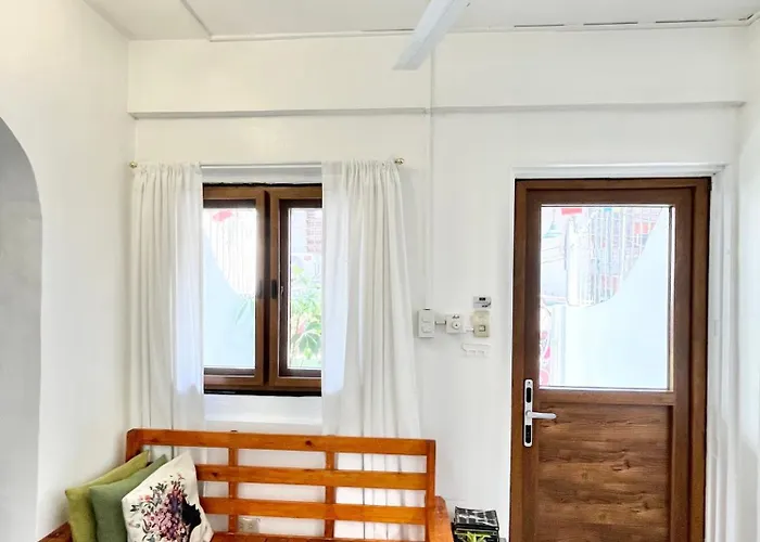 Nomads Mnl Backpackers Homestay - Near Airport