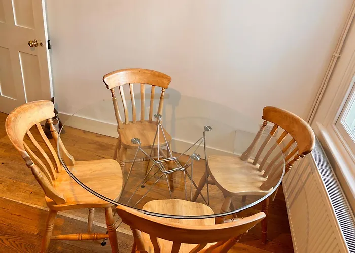 Riverside Channel5: Sunny Canterbury Cottage with Free Parking