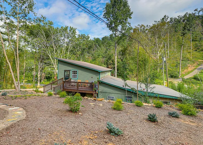 Blue Ridge Retreat W/ Deck: Hike, Sip & Explore!