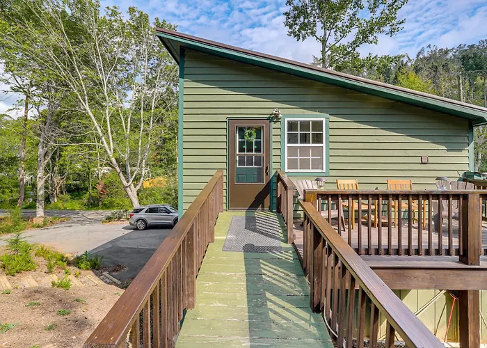 Blue Ridge Retreat W/ Deck: Hike, Sip & Explore!