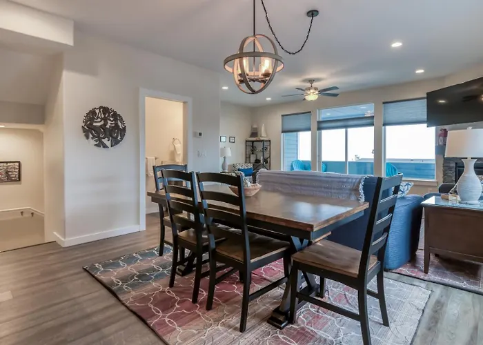 The Captains Lookout Sleeps 6, Hot Tub, Pet Friendly, Ocean View