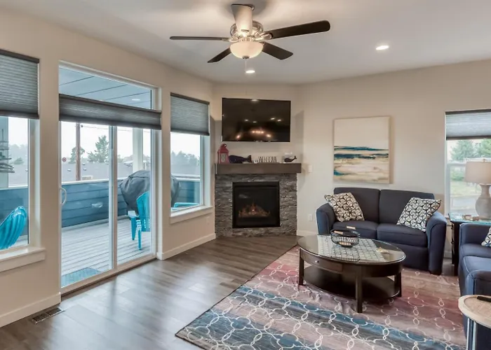 The Captains Lookout Sleeps 6, Hot Tub, Pet Friendly, Ocean View