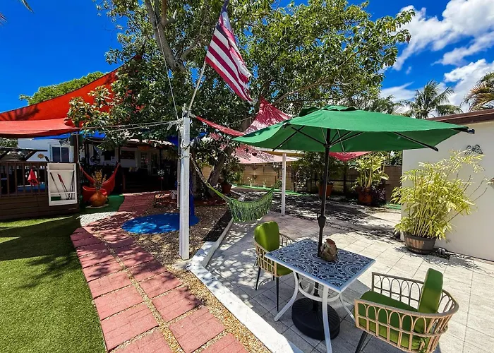 Hammocks & Mini-Golf! 10 Mins From Beach!