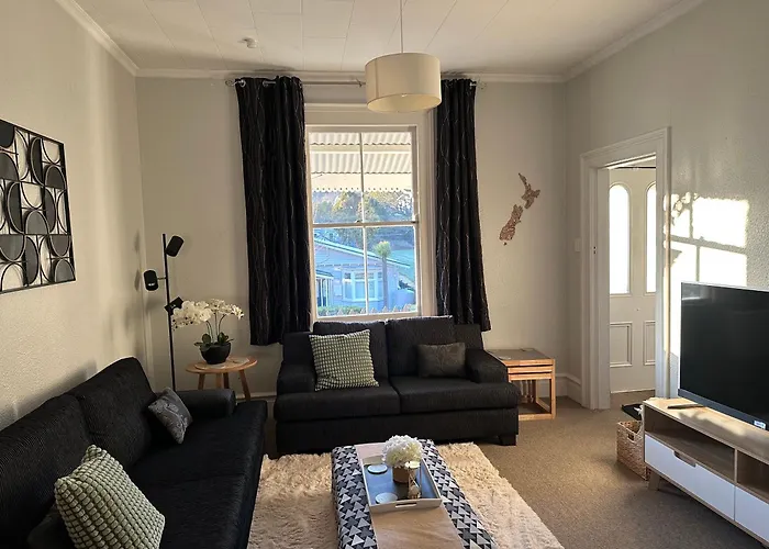 Renwick City Retreat: Central Nelson Oasis