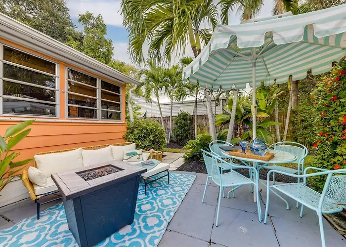 Historic Cottage: Hot Tub & Fully Fenced Backyard