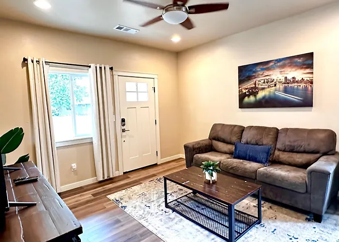 Charming 2Br Cottage Near Freeway-Cul-De-Sac