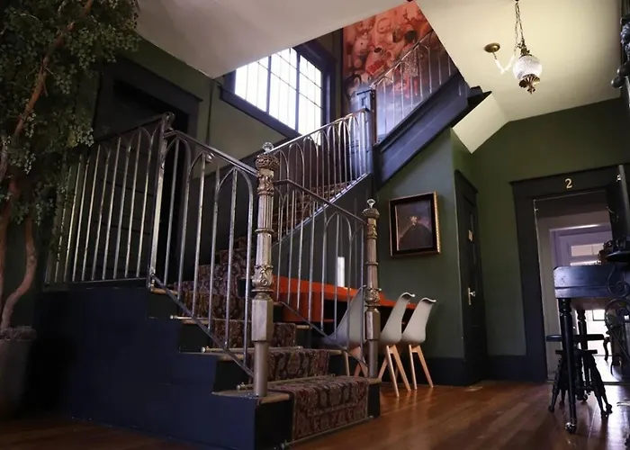 Historic 1Br Free Parking Shared Lounge