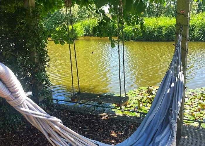 Gezellige Pipo met grote schommel aan het water