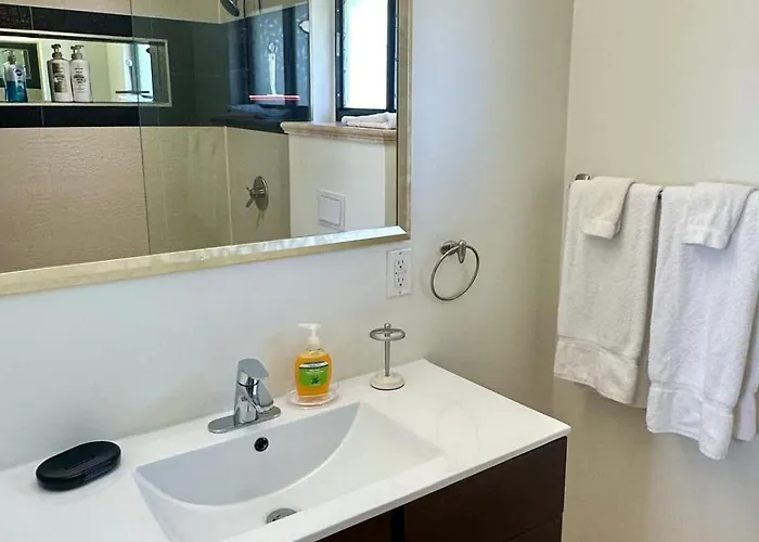 Seven Mile View #4 - 2 Bedroom Oceanfront Condo & Pool