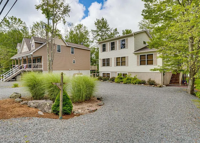 Lakefront Poconos Family Home W/ Pool Access