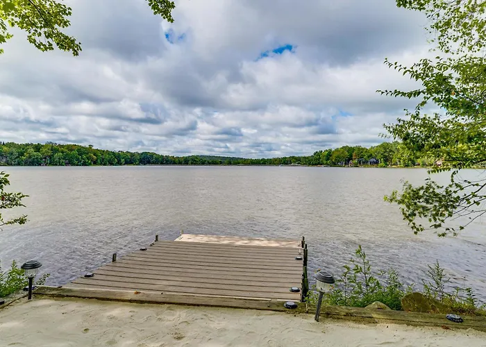 Lakefront Poconos Family Home W/ Pool Access