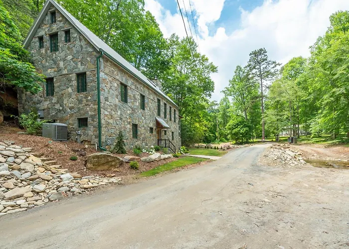 Kibbin Private, Luxury Stone Cottage By Creek