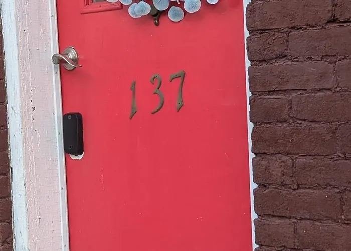 Relaxing Rustic Oasis, Unit A - 6 Minute Walk To Downtown! Pet-Friendly & Cyclists Welcome!