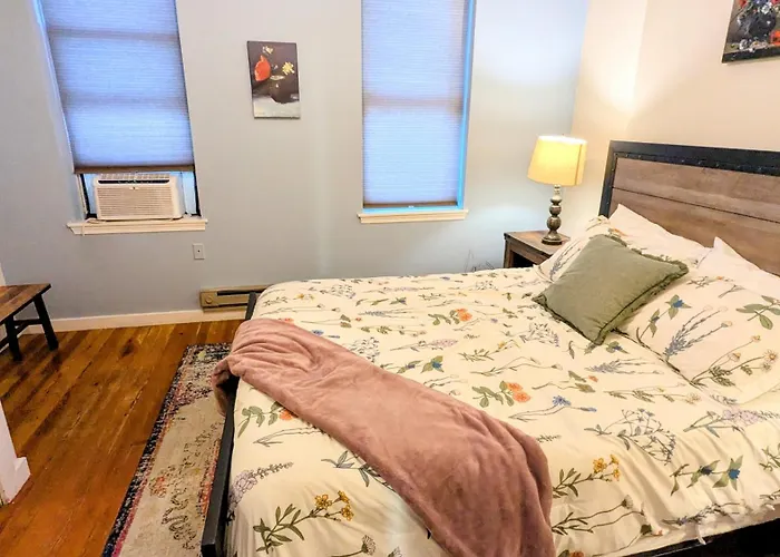 Relaxing Rustic Oasis, Unit A - 6 Minute Walk To Downtown! Pet-Friendly & Cyclists Welcome!
