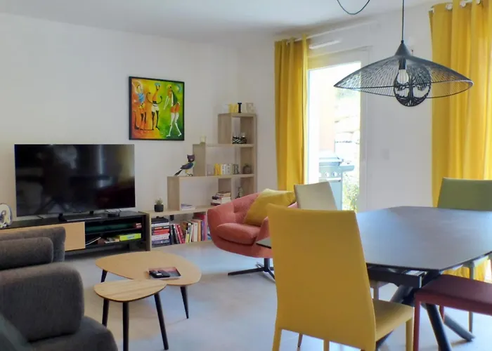 F4 House In Residence With Private Garden