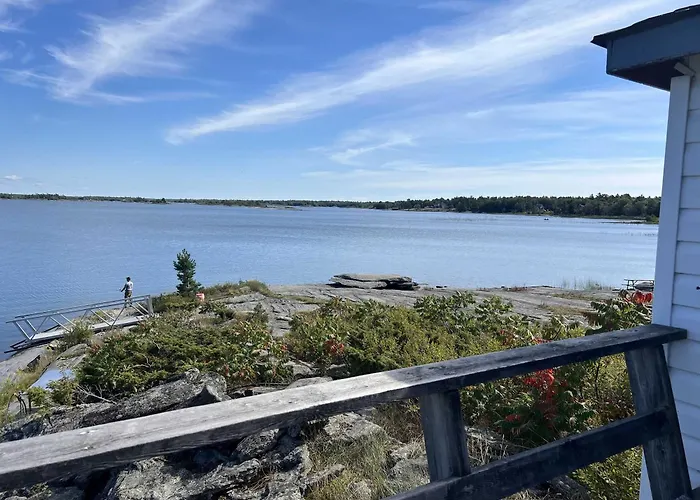 3-Bedroom Lakeview Cottage - Rockwood #8