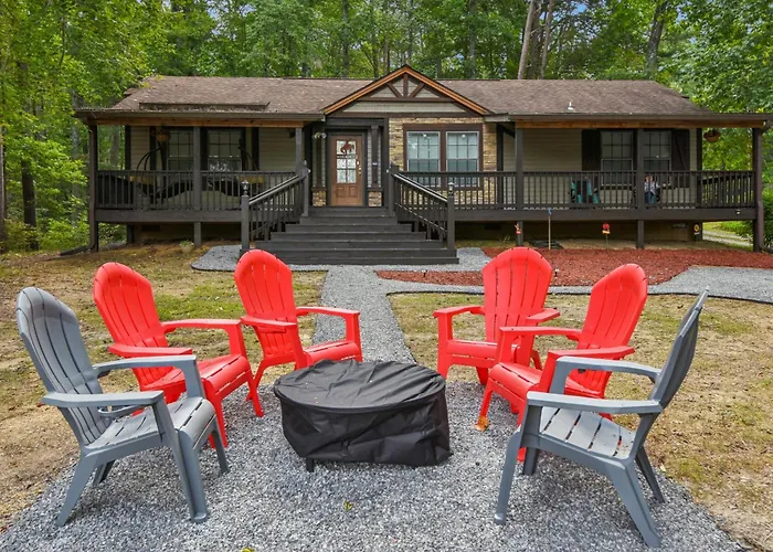 Cozy Cove Escape - Lakeside Retreat Cabin