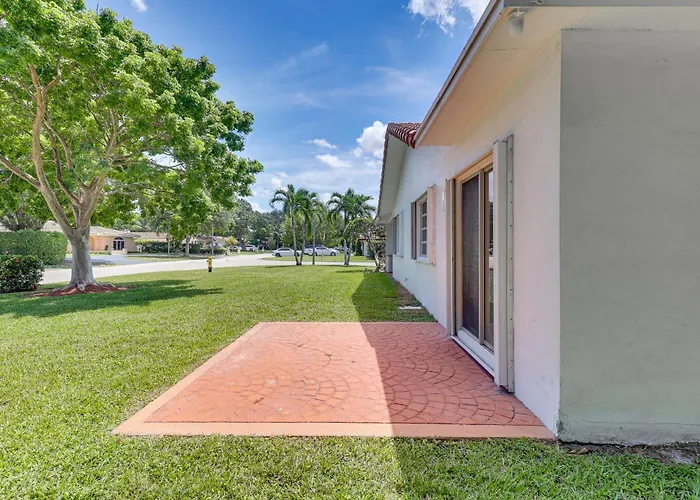 Walk To City Center: Modern Coral Springs Getaway